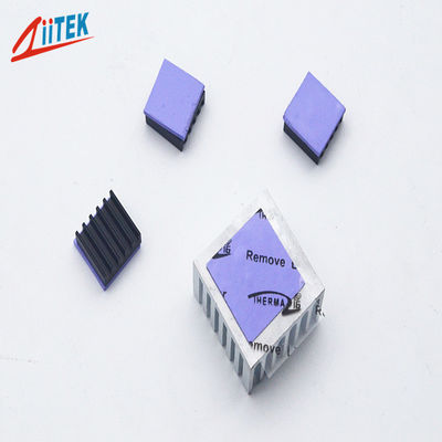 Wysoka powierzchnia kleju realizuje uszczelnienie pcb / cpu / led silikonowy 2W fioletowy termoprzewodzący podkład od -50 do 200 ℃