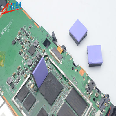 Wysoka powierzchnia kleju realizuje uszczelnienie pcb / cpu / led silikonowy 2W fioletowy termoprzewodzący podkład od -50 do 200 ℃